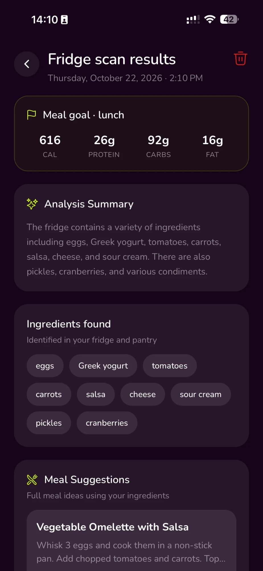 Ergebnis eines Kühlschrank-Scans fürs Mittagessen: das Ziel von 616 kcal, eine Zusammenfassung, die gefundenen Zutaten wie Eier, griechischer Joghurt, Tomaten und Karotten und der Vorschlag eines Gemüse-Omeletts mit Salsa.