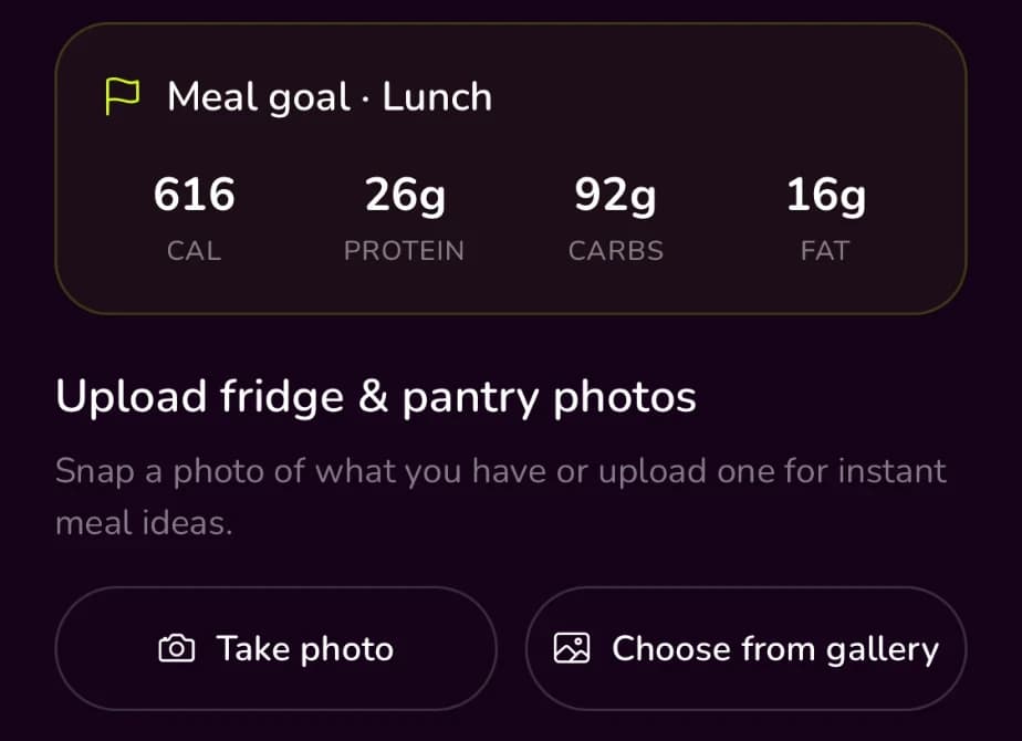Kühlschrank-Scan fürs Mittagessen: das Ziel von 616 kcal, 26 g Protein, 92 g Kohlenhydraten und 16 g Fett sowie Buttons, um Kühlschrank oder Vorratsschrank zu fotografieren oder ein Bild aus der Galerie zu wählen.
