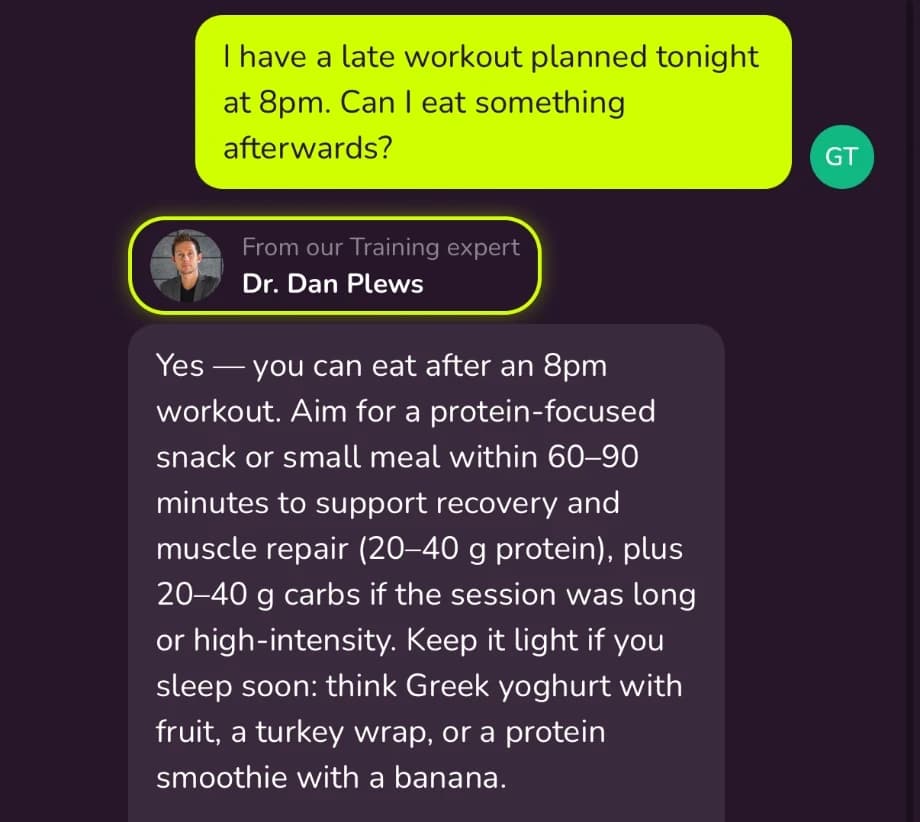 Auf die Frage, ob nach einem Training um 20 Uhr noch gegessen werden kann, empfiehlt Kai einen proteinreichen Snack innerhalb von 60 bis 90 Minuten, gekennzeichnet mit Trainingsexperte Dr. Dan Plews.