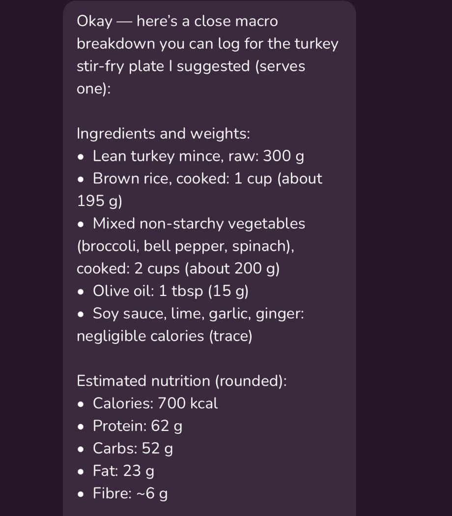 Kai nennt Zutaten, Mengen und geschätzte Kalorien, Protein, Kohlenhydrate, Fett und Ballaststoffe einer Putenpfanne, bereit zum Erfassen.